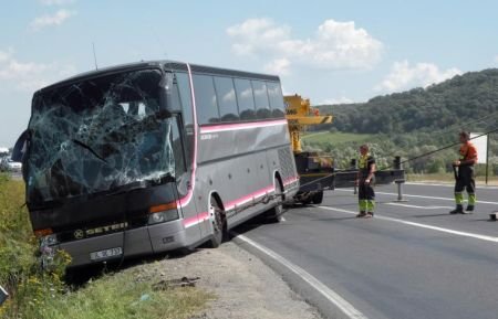 Un autocar polonez s-a răsturnat în estul Franţei. Cel puţin trei persoane au murit şi alte şase au fost grav rănite