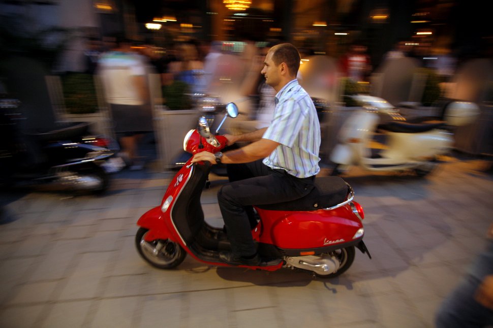 În atenţia scuteriştilor! Din 2013, cei care conduc mopede fără permis se vor alege cu dosar penal