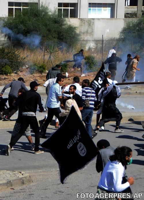 Ambasada SUA din Tunis, invadată de protestatari. Au ars steagul american şi au arborat unul negru 167947