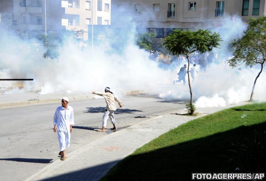 Ambasada SUA din Tunis, invadată de protestatari. Au ars steagul american şi au arborat unul negru 167948