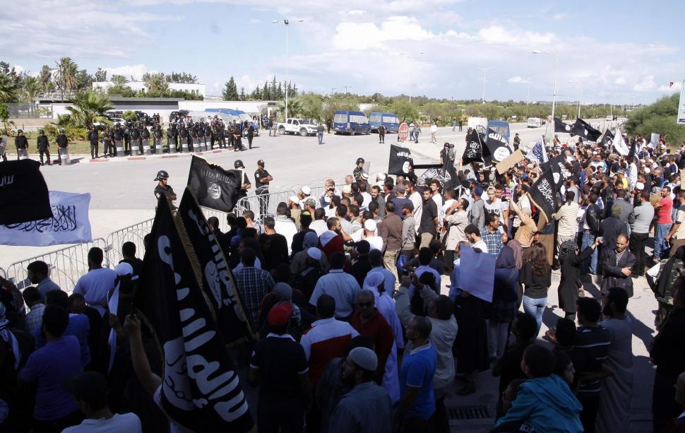 Ambasada SUA din Tunis, invadată de protestatari. Au ars steagul american şi au arborat unul negru 167954