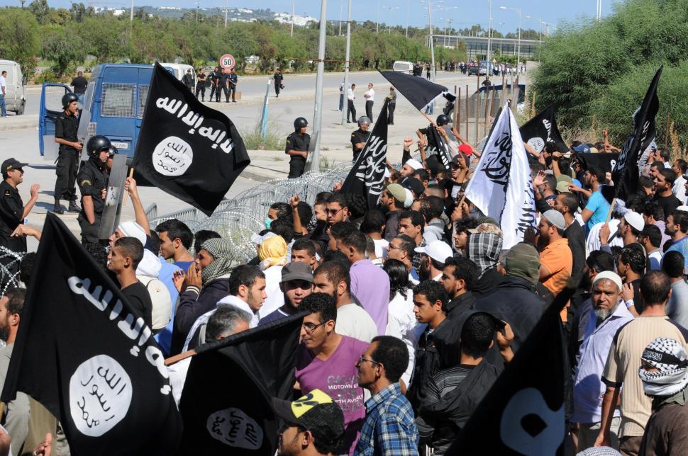 Ambasada SUA din Tunis, invadată de protestatari. Au ars steagul american şi au arborat unul negru 167955