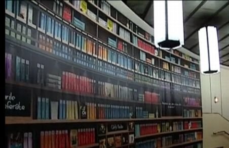 Bunul simţ a părăsit România. Mini-biblioteca de la metrou a fost furată, deşi cărţile erau legate cu lanţuri