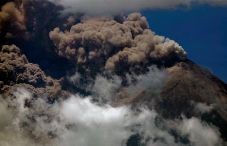 Vulcanul de Foc erupe în Guatemala. Cel puţin 33.000 de persoane sunt evacuate