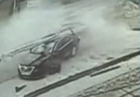 ACCIDENT SPECTACULOS, în Târgu Jiu. O maşină s-a „înfipt“ într-un stâlp de electricitate