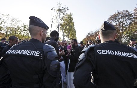 Aproximativ 150 de persoane reţinute, în urma unui miting neautorizat la ambasadă americană din Paris