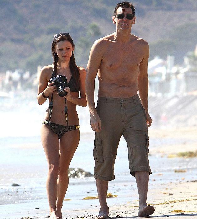 Jim Carrey, fotografiat în compania noii sale iubite, pe o plajă din Malibu. Cine este misterioasa femeie? 168120