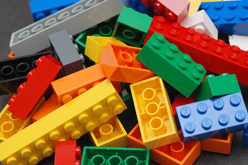 Lego Group a inaugurat reprezentanţa din România şi va dona un camion de piese de construcţie LEGO