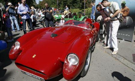 Sunt roşii, sunt focoase şi toată lumea le vrea. Şase kilometri de lux şi performanţă, recordul stabilit weekendul acesta în Marea Britanie 168247