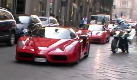 Sunt roşii, sunt focoase şi toată lumea le vrea. Şase kilometri de lux şi performanţă, recordul stabilit weekendul acesta în Marea Britanie 168248