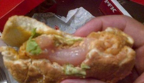 Imaginea care a oripilat internetul. Ce a găsit acest bărbat într-un sandviş a scârbit pe toată lumea 168425