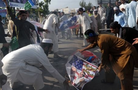 Poliţia pakistaneză a intervenit în forţă pentru dispersarea a mii de protestatari din faţa unui consulat SUA