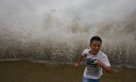 Un taifun puternic însoţit de rafale de vânt a semănat teroare în estul Asiei