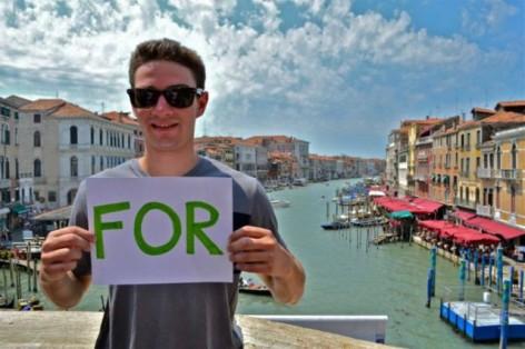 Este cel mai frumos mesaj pentru părinţi. A vrut să le mulţumească pentru tot ce au făcut pentru el 168829