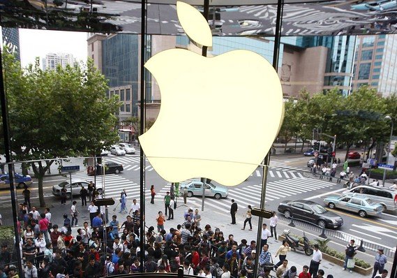 iPhone 5 a ajuns în magazine. Sute de oameni au stat la coadă pentru noul telefon