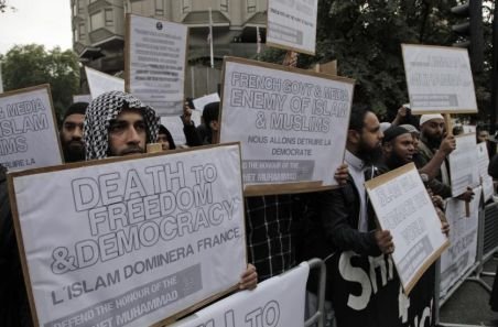 Proteste în faţa ambasadei Franţei din Londra. Aproximativ 100 de musulmani denunţă publicarea caricaturilor cu Profetul Mahomed