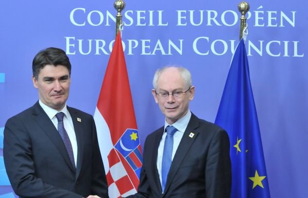 Slovenia ameninţă să blocheze aderarea Croaţiei la UE din cauza unei dispute bancare