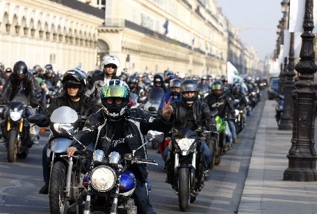 Bruxelles. Mii de motociclişti au protestat faţă de un proiect european referitor la un control tehnic