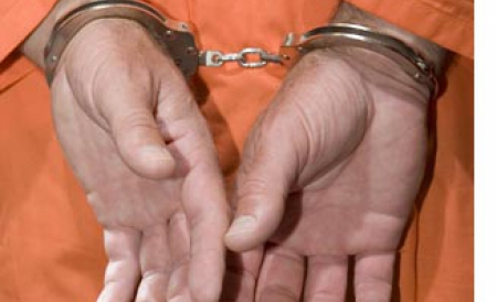 Fălticeni. Un bărbat dat în urmărire internaţională pentru mai multe infracţiuni grave a fost reţinut de IPJ Suceava
