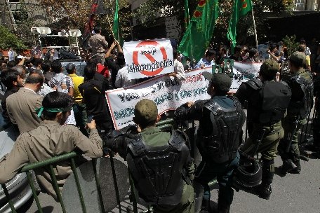 Teheran. Circa 300 de persoane au manifestat în faţa ambasadei Franţei: &quot;Moarte Americii!&quot;, &quot;Moarte Israelului!&quot;, Moarte Franţei!&quot;