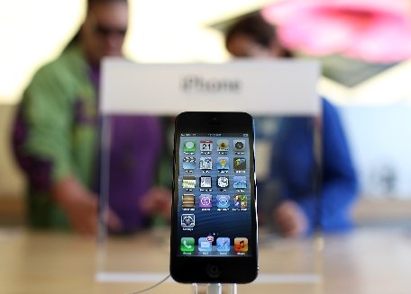 Un hacker american susţine că a reuşit să &quot;spargă&quot; iPhone 5