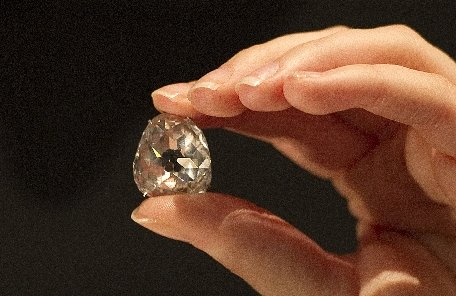 Unul dintre cele mai frumoase diamante din lume va fi scos la licitaţie. Vezi de la ce preţ porneşte licitaţia