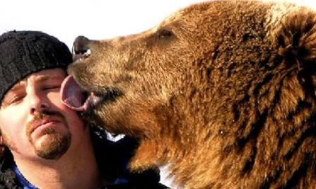 Două suflete şi două conştiinţe. Prietenia impresionantă dintre un om şi un urs grizzly 