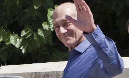 Fostul premier israelian Ehud Olmert, condamnat la un an de închisoare pentru corupţie