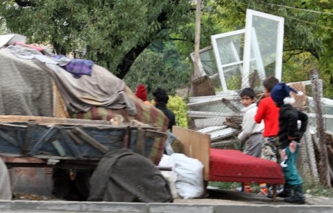 O tabără ilegală de romi din Sofia, dărâmată de autorităţile bulgare