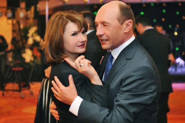 Traian Băsescu a jucat la nunta fiicei lui Ariton. Greii din PDL au fost prezenţi la evenimentul de lux din Poiana Braşov