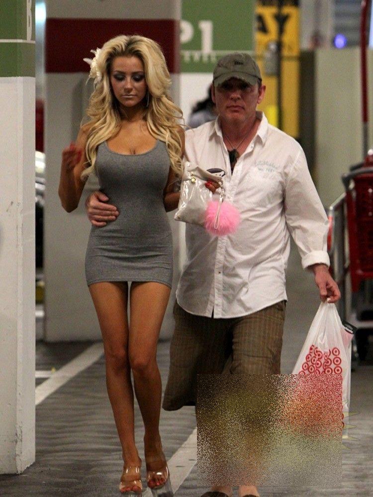 E una din cele mai sexy tinere din SUA, dar a ajuns să se căsătorească cu BUNICUL. Cum a scandalizat ţara la 15 ani 169523