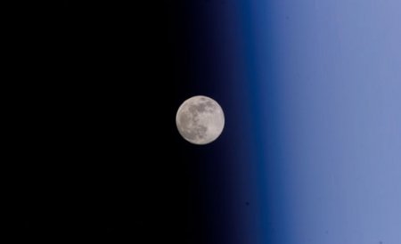 NASA vrea să amplaseze o bază spaţială permanentă în spatele feţei nevăzute a Lunii