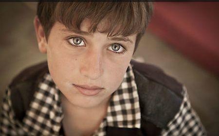 Ochii acestor copii au văzut ceea ce nimeni n-ar trebui să vadă vreodată. "Îşi stingeau ţigările pe mine. Uitaţi-vă! Uitaţi cicatricele" 169580