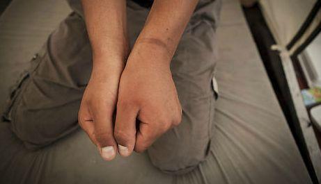 Ochii acestor copii au văzut ceea ce nimeni n-ar trebui să vadă vreodată. "Îşi stingeau ţigările pe mine. Uitaţi-vă! Uitaţi cicatricele" 169582