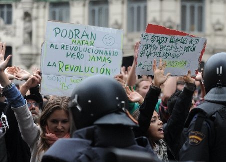 Proteste violente la Madrid faţă de măsurile de austeritate: „Armele noastre sunt mâinile în aer“