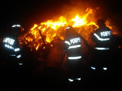 Încendiu de proporţii în apropierea Bucureştiului. Clădire de 1000 de metri pătraţi, cuprinsă de flăcări