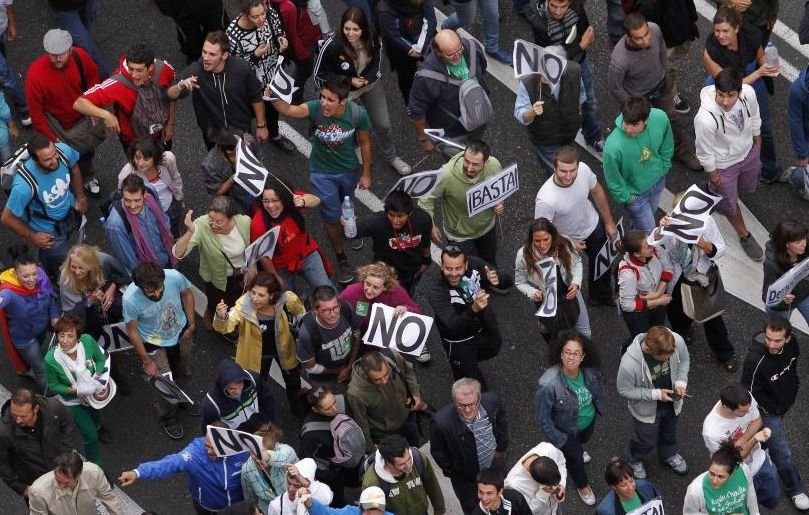 Proteste violente la Madrid. Zeci de oameni, răniţi în urma confruntărilor dintre manifestanţi şi poliţişti
