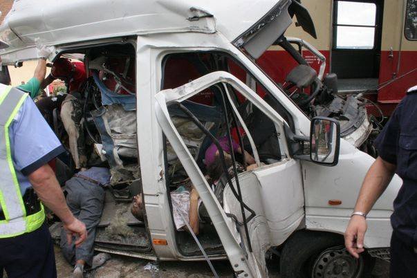 Accident deosebit de GRAV. Un microbuz a intrat FRONTAL într-un tir. Patru oameni sunt morţi, 12 sunt grav răniţi