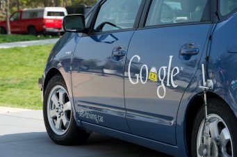 Google revoluţionează industria auto. Pe şoselele din California, maşinile se vor conduce singure