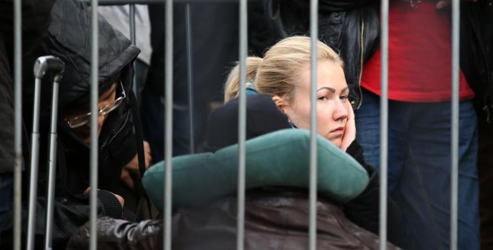 O viaţă de stat la coadă. Pentru un iPhone sau o bucată de pâine. Imaginile care arată schimbările din societate 169958