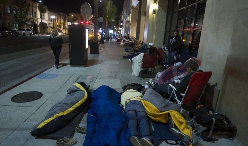 O viaţă de stat la coadă. Pentru un iPhone sau o bucată de pâine. Imaginile care arată schimbările din societate 169960