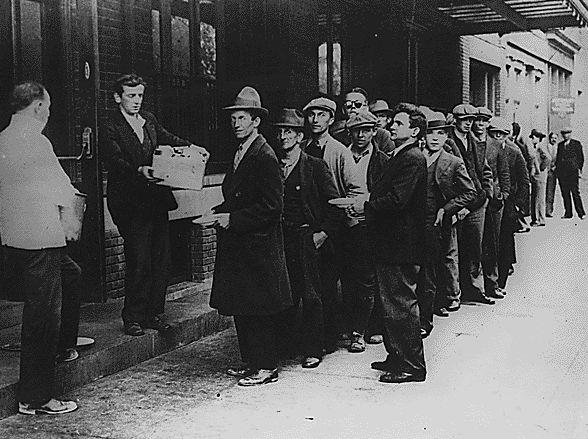 O viaţă de stat la coadă. Pentru un iPhone sau o bucată de pâine. Imaginile care arată schimbările din societate 169961