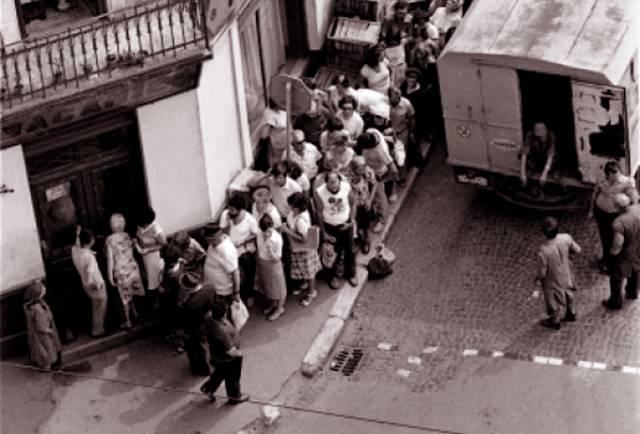 O viaţă de stat la coadă. Pentru un iPhone sau o bucată de pâine. Imaginile care arată schimbările din societate 169963