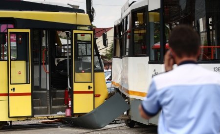 Trei răniţi, după ce două tramvaie s-au ciocnit la Arad. Un accident similar s-a petrecut dimineaţă, la Galaţi