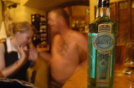 Cehia. Noi arestări după valul fără precedent de intoxicaţii cu băuturi alcoolice contrafăcute