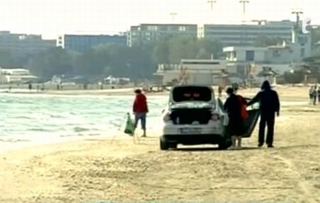 Plaja, parcarea fără plată pentru maşinile pescarilor de ocazie