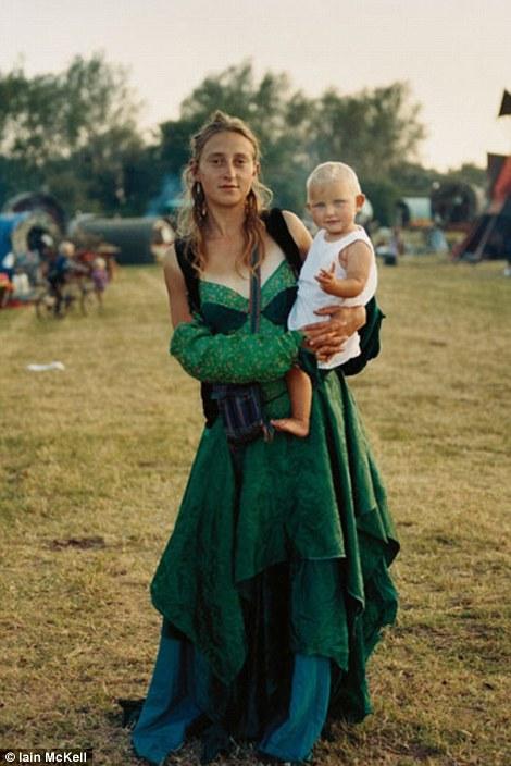 A trăit 10 ani printre ţigani. Un reportaj FOTO impresionant care a uimit întreaga Europă 170417