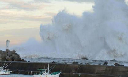 Un taifun puternic a făcut ravagii în Japonia. Peste 160 de oameni au fost răniţi 170396