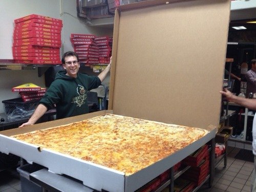 Gigantică şi delicioasă! Iată cea mai mare pizza din lume
