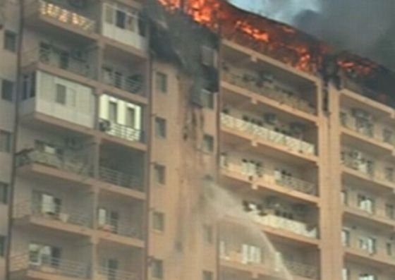 Bilanţul incendiului din Popeşti Leordeni: sute de persoane evacuate, 3 pompieri răniţi şi tone de apă aruncate pentru stingerea flăcărilor